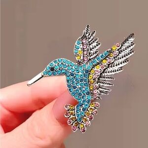 GEMSTONE HUMMINGBIRD BROOCH- Costume Jewellery- silver plated - sturdy clasp